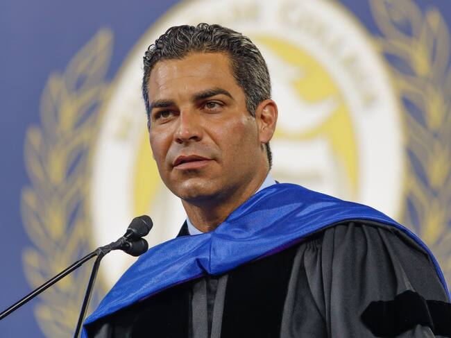 Fotografía de archivo fechada el 1 de mayo de 2021 donde aparece el alcalde de Miami, Francis Suárez, durante el evento de graduación de la universidad del Miami Dade College (MDC) en Miami, Florida (EEUU). EFE/Giorgio Viera /ARCHIVO