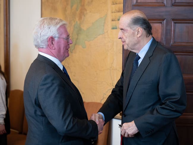 Eamon Gilmore y Álvaro Leyva | Foto: Cancillería