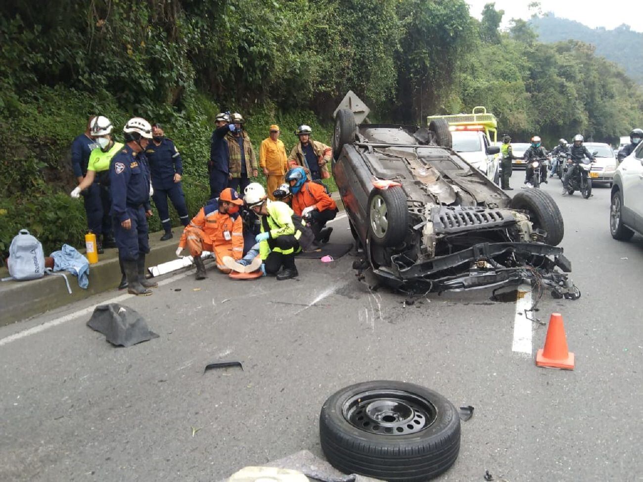 Aparatoso accidente en la Panamericana, Manizales. Crédito: Fundación, Búsqueda y Rescate BYR.