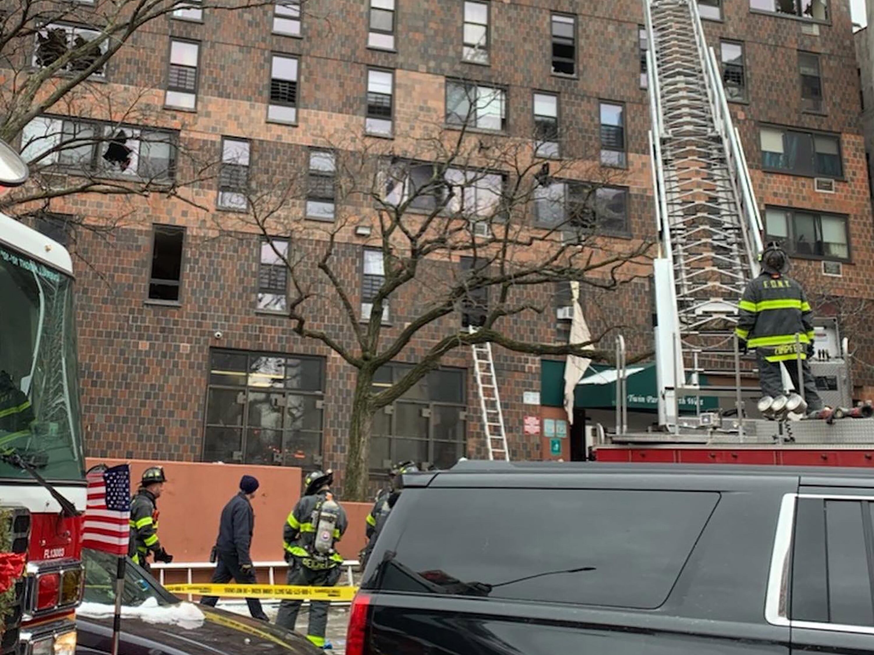 Bronx (United States), 09/01/2022.- A handout photo made available by the New York City Fire Department showing efforts of some of the hundreds of firefighters who responded to a 5-alarm apartment fire on East 181st Street in the Bronx, New York, USA, 09 January 2022. At least nineteen people are reported to have been killed in the fire according to New York City Mayor Eric Adams. (Incendio, Estados Unidos, Nueva York) EFE/EPA/FDNY / HANDOUT HANDOUT HANDOUT EDITORIAL USE ONLY/NO SALES