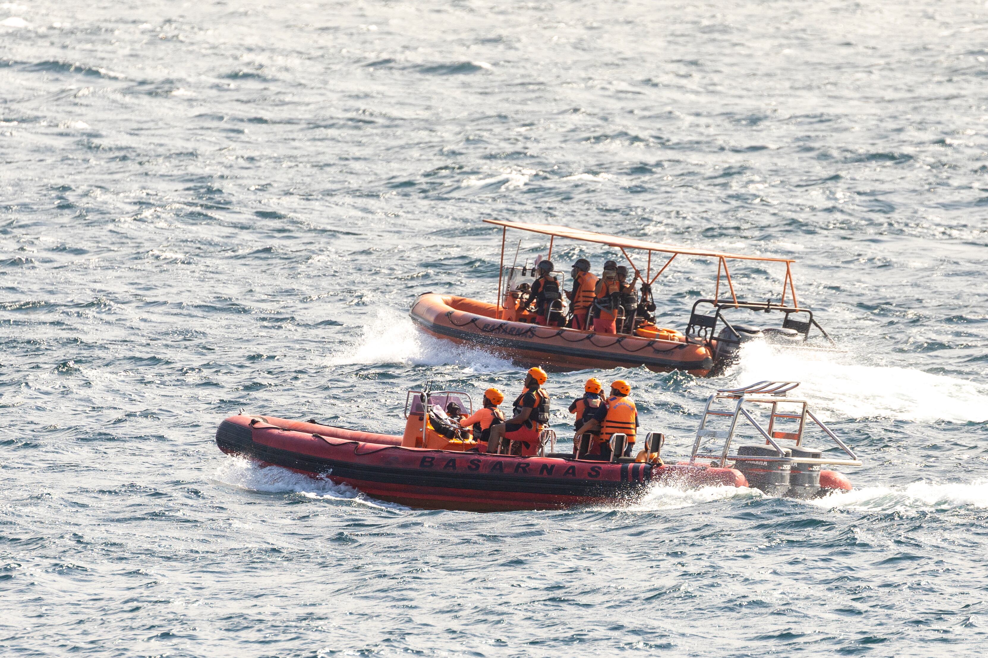 Indonesia continúa con la búsqueda de 29 desaparecidos tras hundirse un ferri cerca de Bali. Foto: EFE/EPA/MADE NAGI