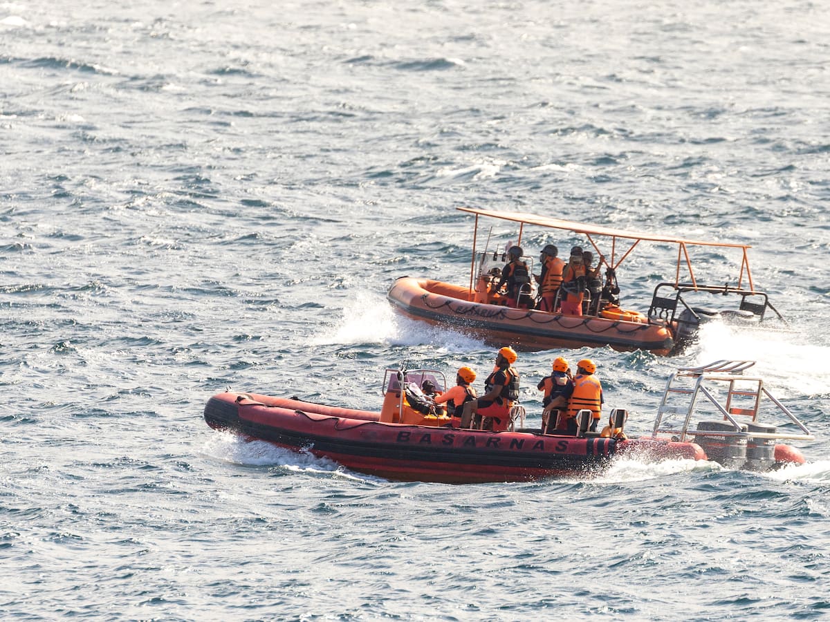 Indonesia continúa con la búsqueda de 29 desaparecidos tras hundirse un ferri cerca de Bali