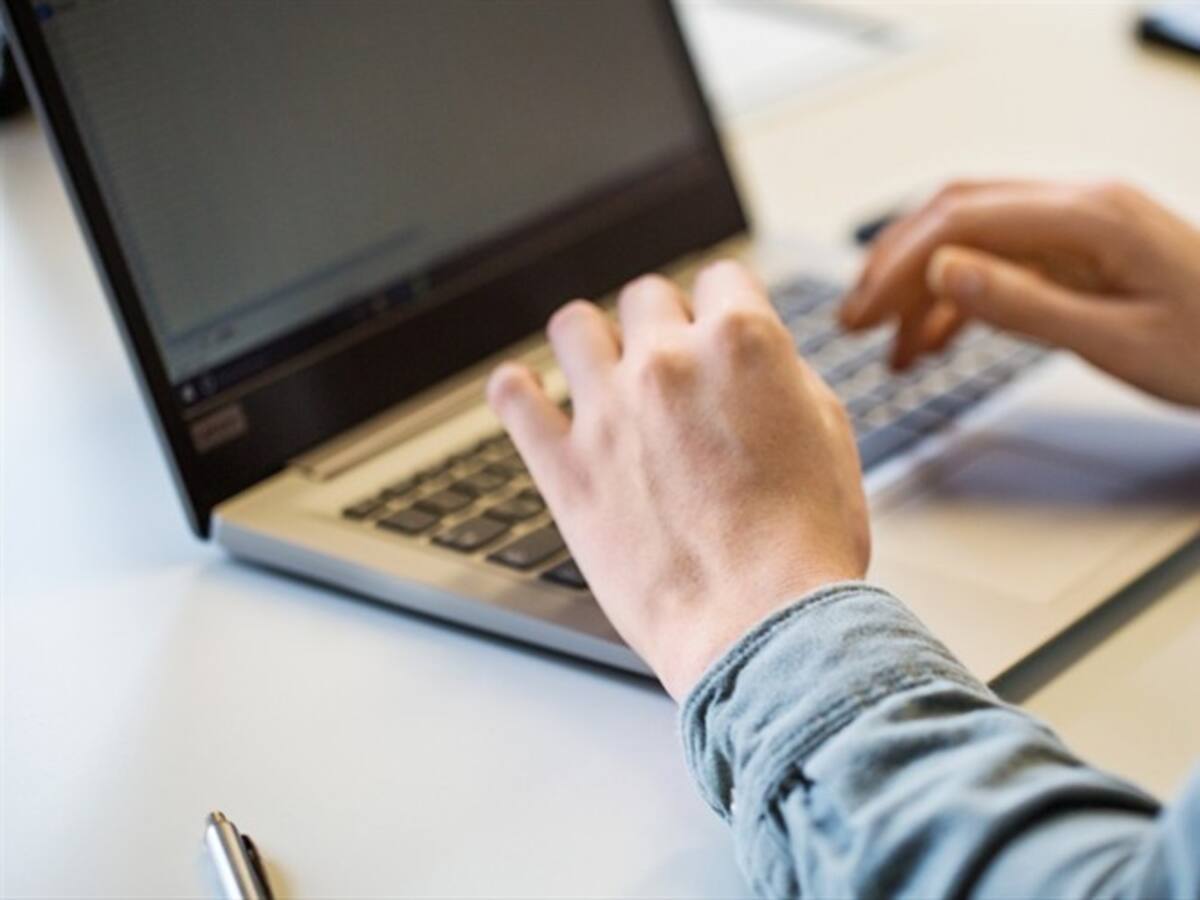 Pide disculpas el profesor que protagonizó una escena sexual en una clase virtual