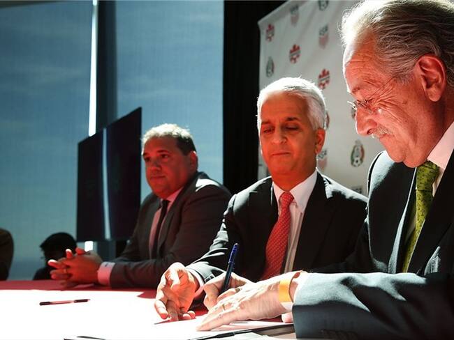 El presidente de la Federación de Fútbol de Estados Unidos, el presidente de la Concacaf, Victor Montaglian y el presidente de la Federación de Fútbol de México, Decio De Maria. Foto: Getty Images