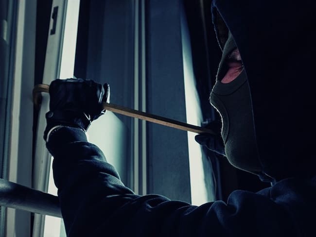Delincuentes entraron a una vivienda por una ventana y se llevaron el dinero de la caja fuerte. Foto: Getty Images