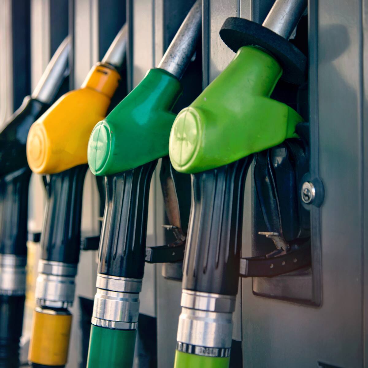 Recomiendan subir la gasolina hasta que aumente en $6.000 el precio del galón en algunos años