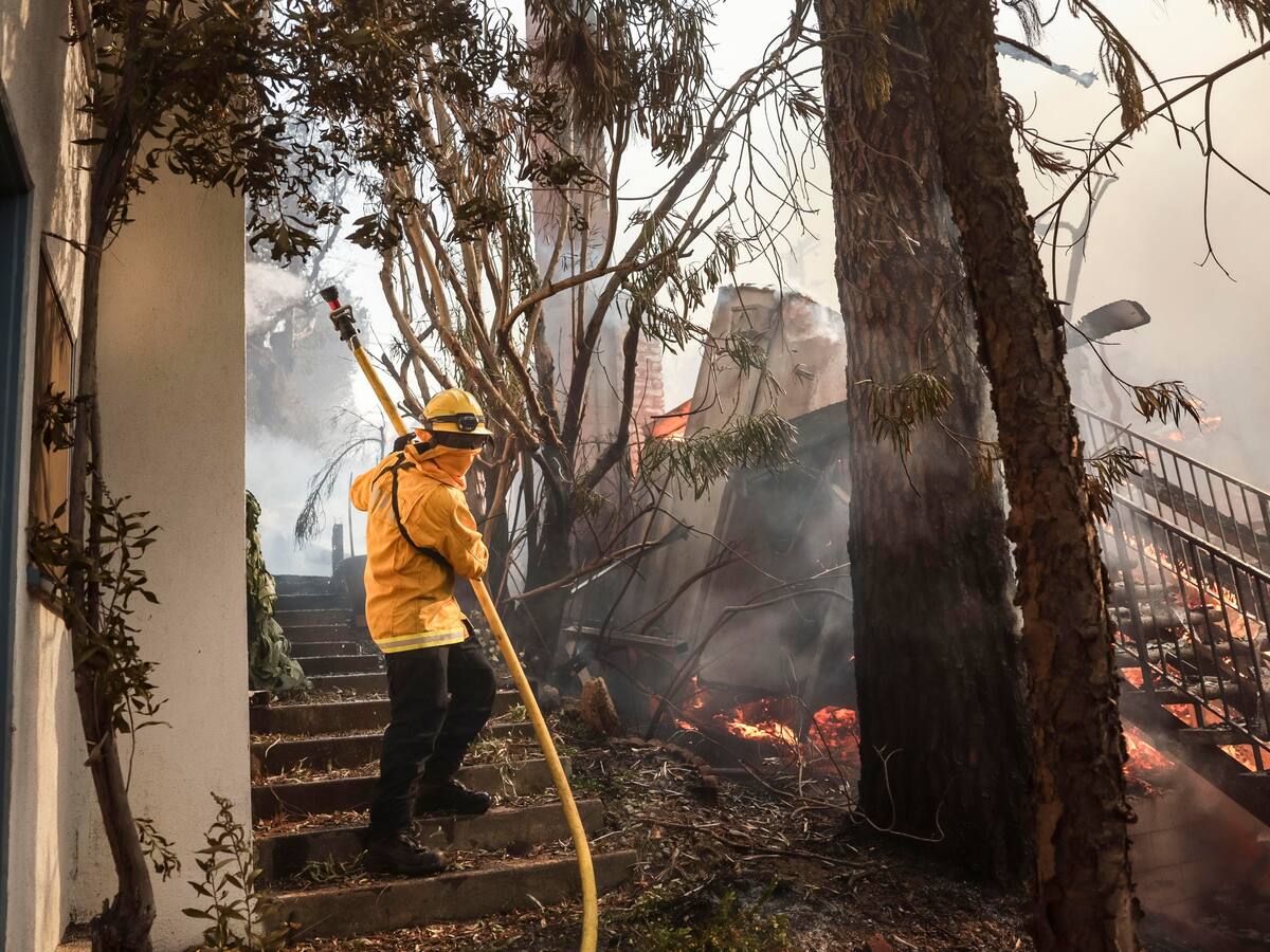 Subió a cinco la cifra de muertos en uno de los incendios que azotan a Los Ángeles