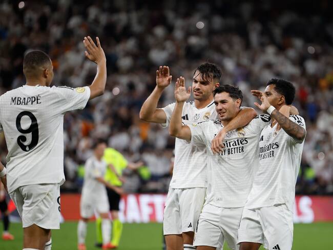YEDA (ARABIA SAUDÍ), 09/01/2025.- Los jugadores del Real Madrid celebran el segundo gol de su equipo durante el partido de semifinales de la Supercopa de España de fútbol entre el Real Madrid y el RCD Mallorca, este jueves en Yeda. EFE/ Alberto Estévez