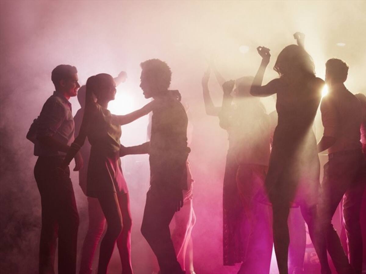 ¿Es hora de reabrir bares, discotecas y eventos masivos?