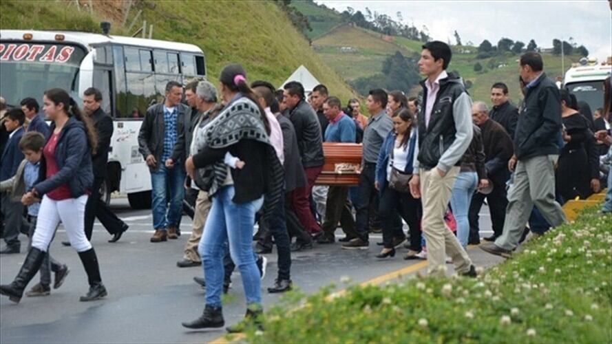 La comunidad hasta para enterrar sus muertos deben arriesgar sus vidas cruzando la BTS. . Foto: La W