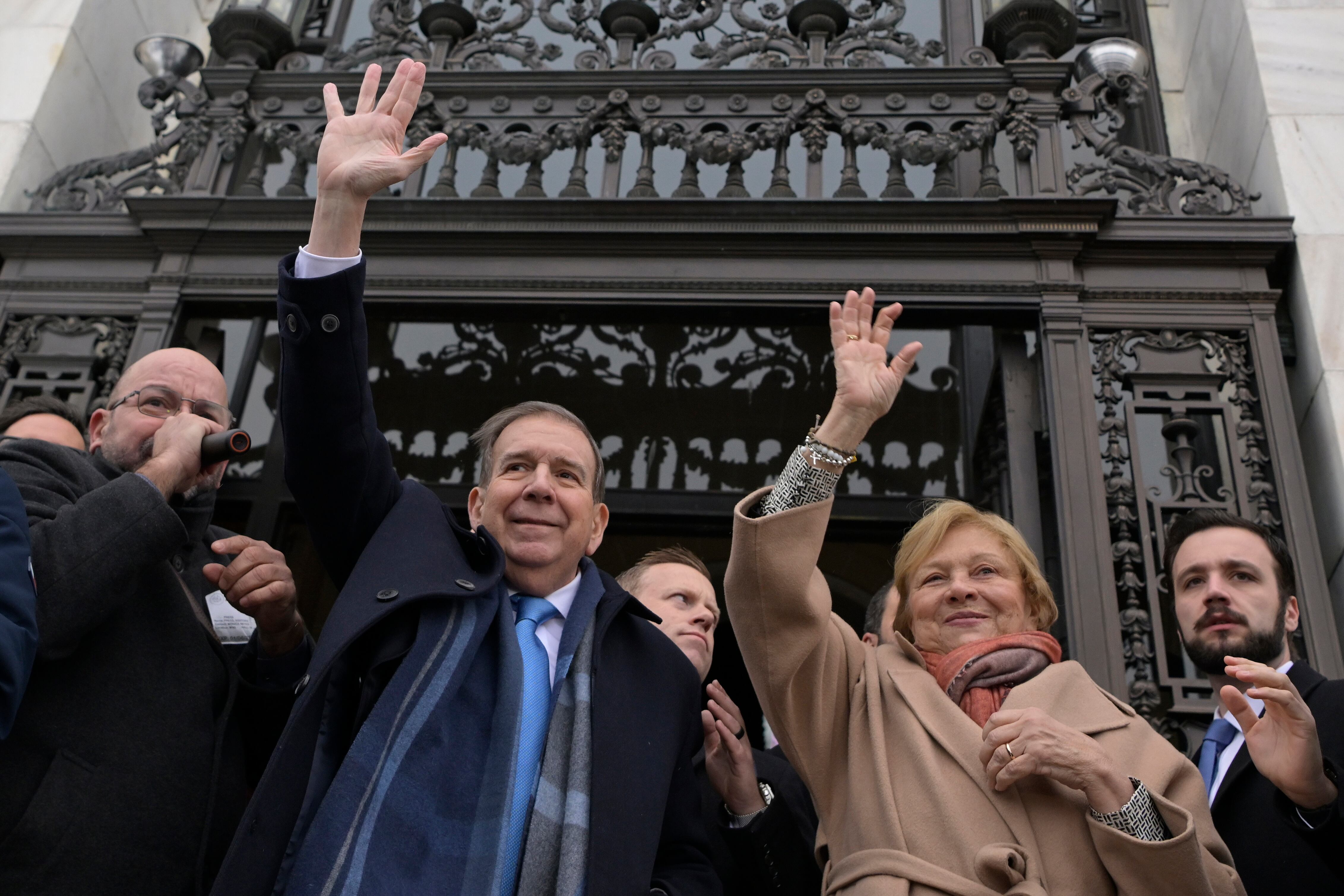 El líder opositor venezolano Edmundo Gonzalez Urrutia, saluda junto a su esposa Mercedes López FOTO: EFE/ Lenin Nolly