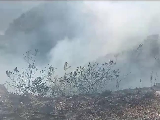 Más de 100 hectáreas se han cosumido en los cerros del municipio de Susacón (Boyacá) a causa de un incendio forestal que amenaza a otros municipios. / Foto: Suministrada.