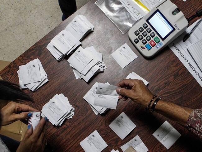 El Consejo Nacional Electoral afirmó que el chavismo obtuvo 17 de las 23 gobernaciones de Venezuela. Foto: Agencia EFE