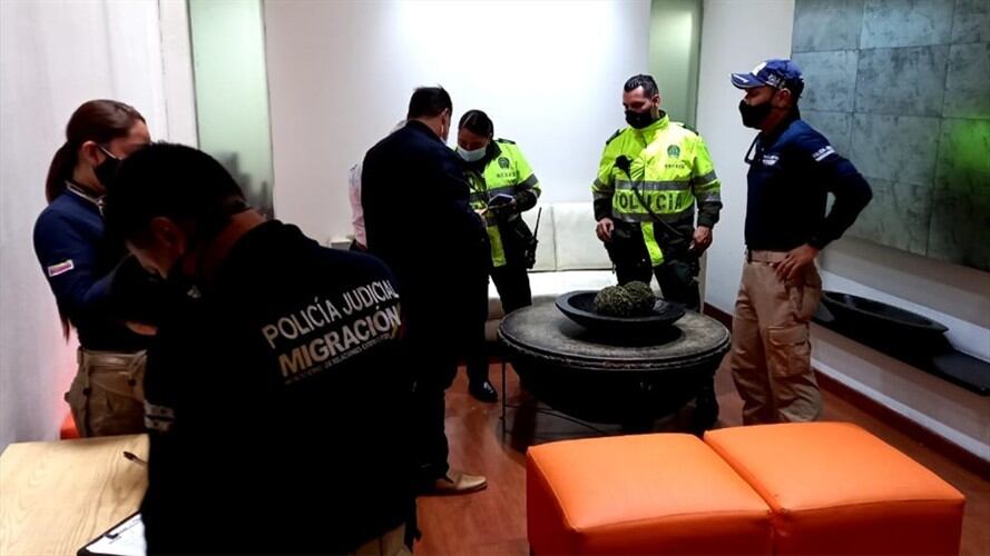 Dos extranjeros fueron capturados en un operativo en Bogotá. Foto: Migración Colombia
