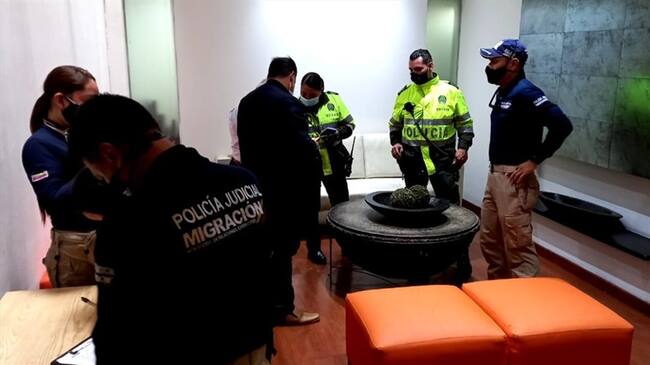 Dos extranjeros fueron capturados en un operativo en Bogotá. Foto: Migración Colombia
