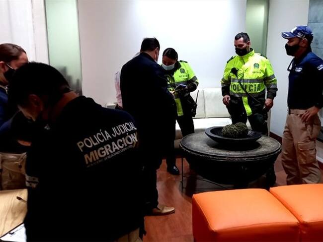 Dos extranjeros fueron capturados en un operativo en Bogotá. Foto: Migración Colombia