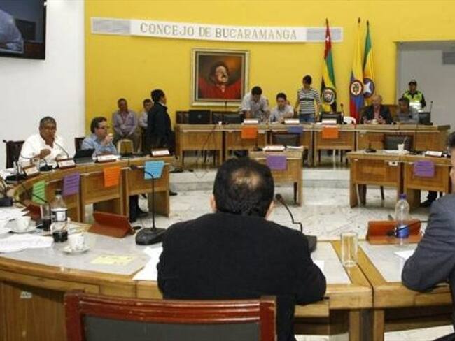 Concejales de Bucaramanga responden a críticas por limarse las uñas en plena sesión