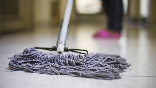 Una mujer golpeó a su jefe con un trapero luego de recibir chat obsceno. Foto: Getty Images