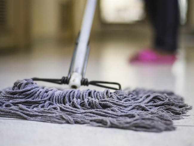 Una mujer golpeó a su jefe con un trapero luego de recibir chat obsceno. Foto: Getty Images