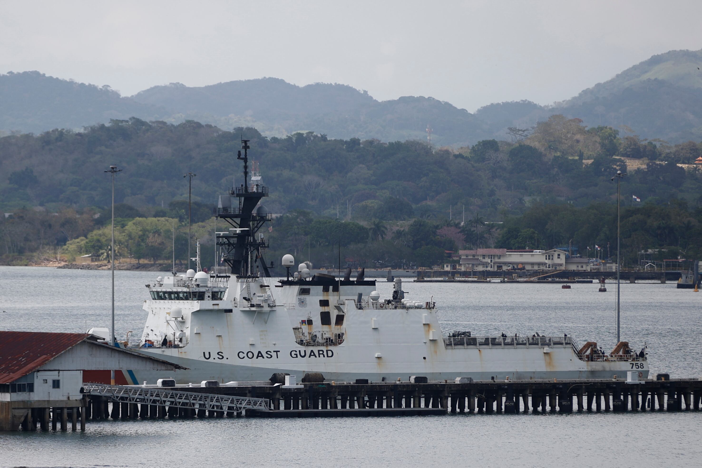 Un buque de la Guardia Costera de Estados Unidos permanece anclado en la entrada del canal de Panamá. FOTO: EFE/ Bienvenido Velasco