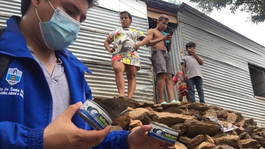 La coordinación del PAE corroboró que las latas entregadas se encontraban en buenas condiciones para su consumo. Foto: Alcaldía de Santa Marta