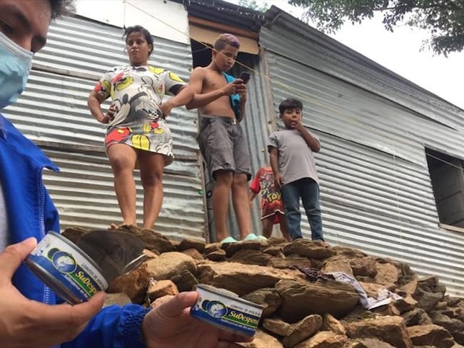 La coordinación del PAE corroboró que las latas entregadas se encontraban en buenas condiciones para su consumo. Foto: Alcaldía de Santa Marta