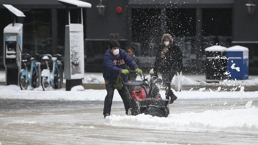 El alcalde de Nueva York, Bill de Blasio, decretó el estado de emergencia en la ciudad, donde se limitaron los desplazamientos no esenciales y se despejaron las carreteras.. Foto: Agencia AFP