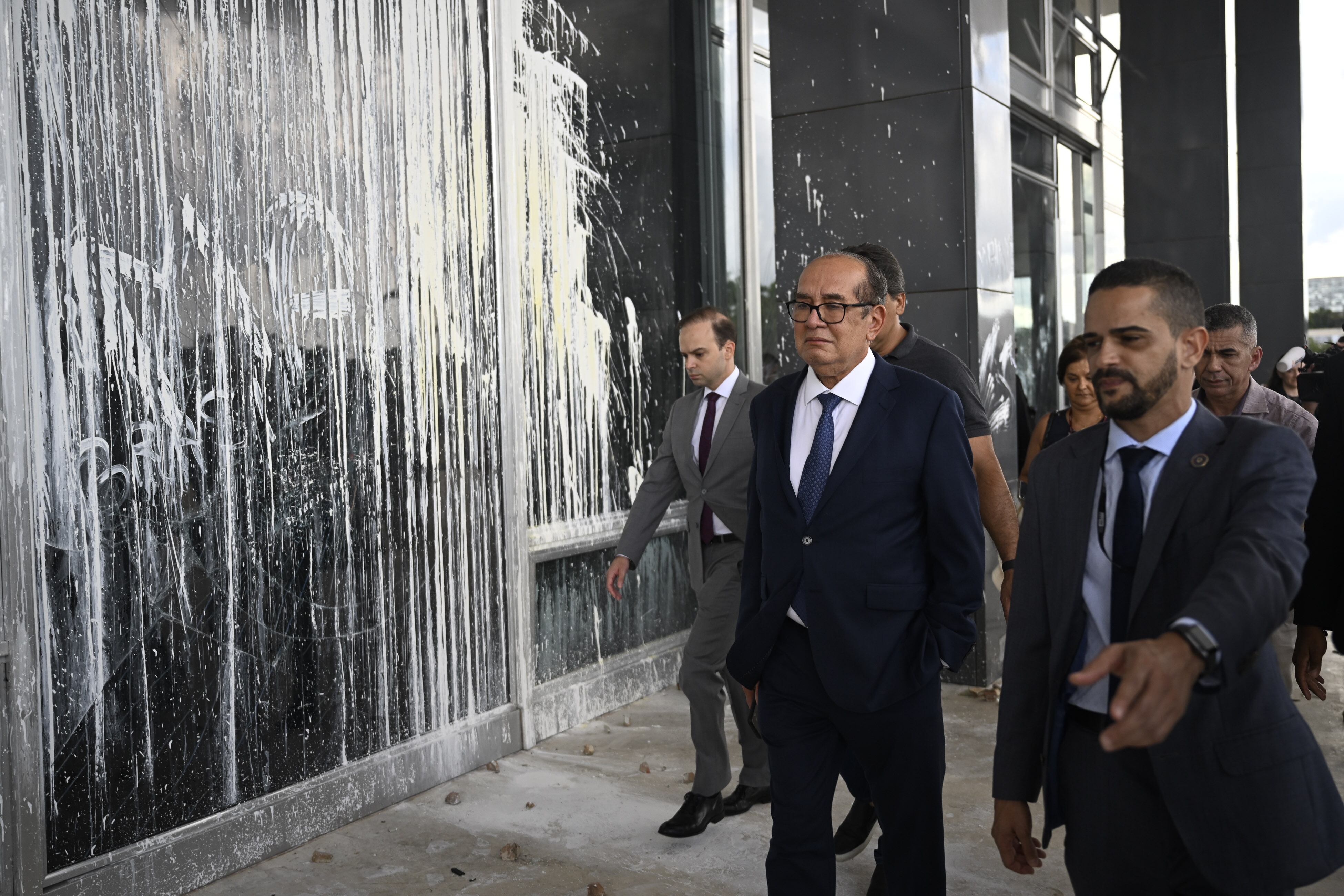 El juez de la Corte Suprema de Brasil, Gilmar Mendes, camina en el edificio de la Corte Suprema luego de los disturbios antidemocráticos de Brasil, en Brasilia, Brasil, el 10 de enero de 2023. Foto de Mateus Bonomi/Agencia Anadolu a través de Getty Images.