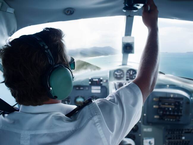 Piloto en cabina de avión // Foto de referencia: Getty Images