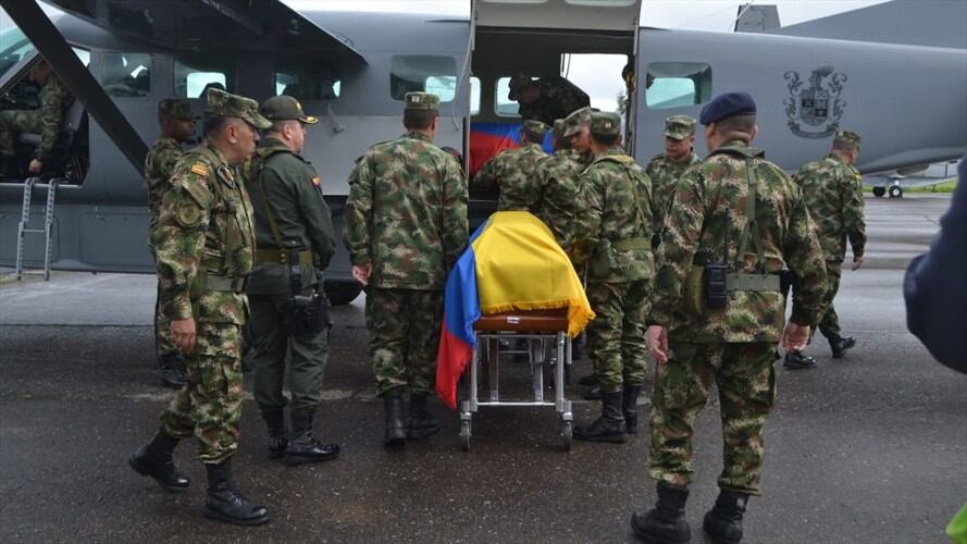 Desde el Aeropuerto Guillermo León Valencia de Popayán salieron las aeronaves del Ejército con los féretros de los cuatro militares que perdieron la vida. Foto: Ejército Nacional