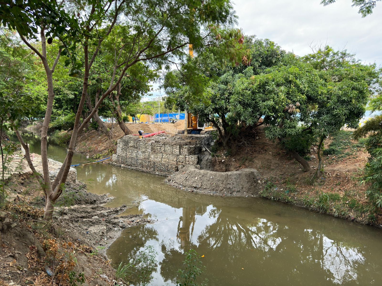 Obras de construcción del parque lineal ambiental en el Río Manzanares/ Corpamag