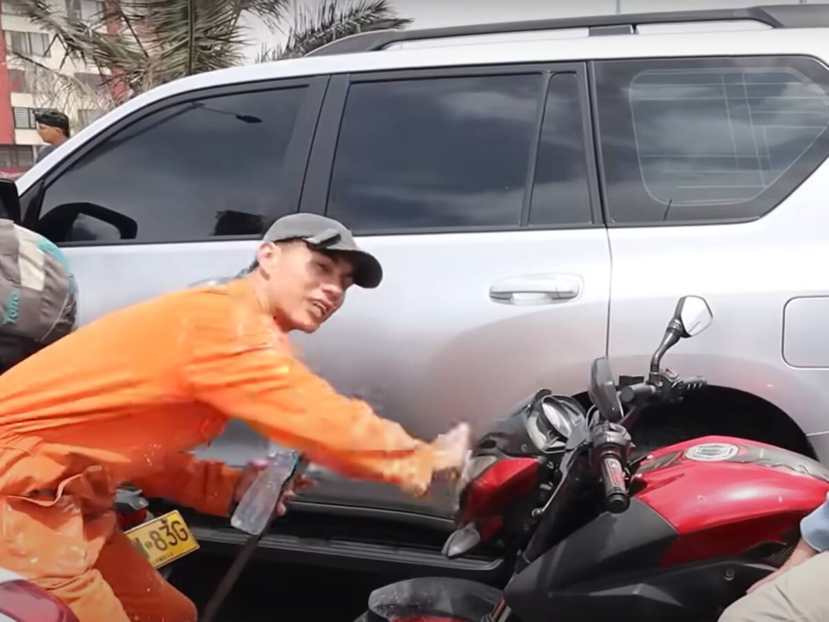 ¿Es buen negocio? Esto gana diario un limpiavidrios en Bogotá