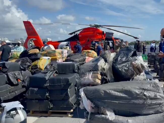 Guardia Costera realiza la descarga ilegal de narcóticos más grande en la historia