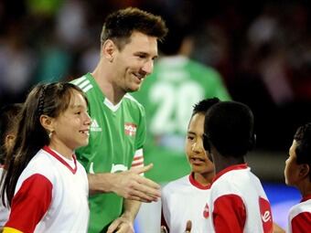 Los aficionados paisas debieron esperar más de dos horas para ver a Messi. Foto: EFE