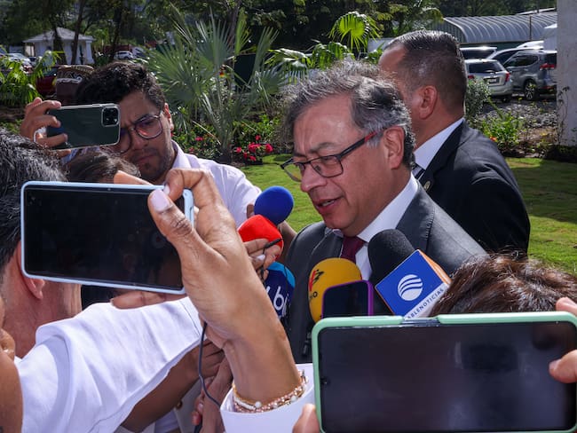 Fotografía cedida por la Presidencia de Colombia que muestra al presidente Gustavo Petro mientras habla con la prensa antes de ingresar al recinto donde se celebra la VIII cumbre de la Celac, en Kingstown (San Vicente y las Granadinas). EFE/ Presidencia de Colombia
