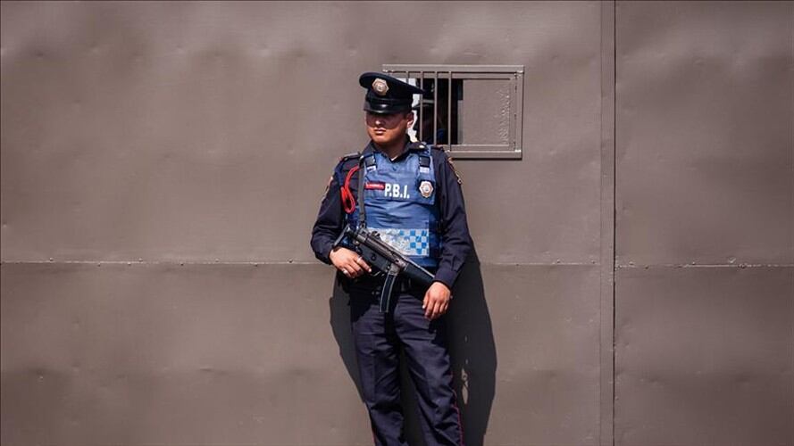 Policía custodiando el hangar de la Procuraduría General de la República en Ciudad de México. Foto: Agencia Anadolu