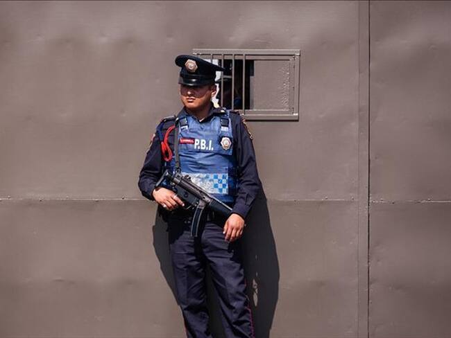 Policía custodiando el hangar de la Procuraduría General de la República en Ciudad de México. Foto: Agencia Anadolu