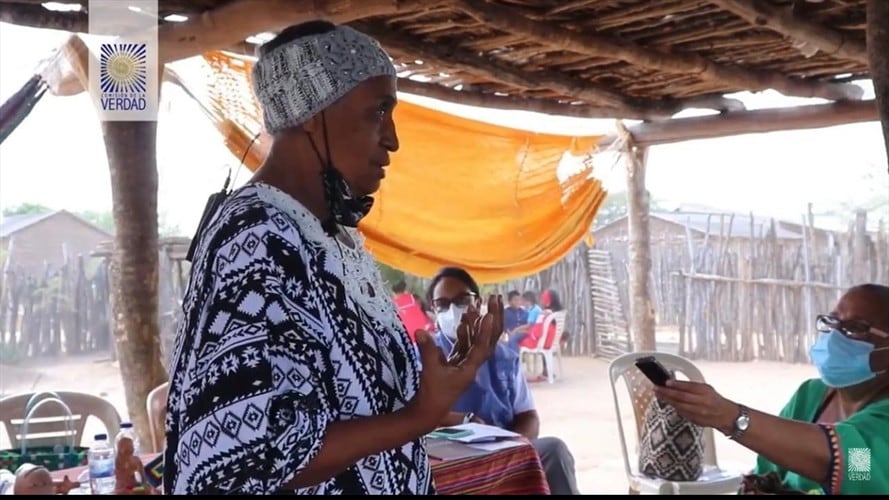 En el acto de entrega, la líder étnica Delcy Cotes señaló que la confrontación armada desdibujó la realidad y la vida de esa población indígena. Foto: Captura de video