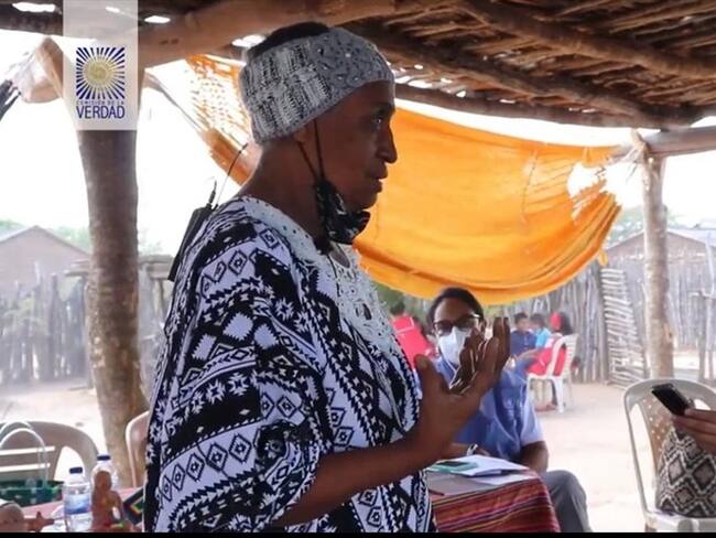 En el acto de entrega, la líder étnica Delcy Cotes señaló que la confrontación armada desdibujó la realidad y la vida de esa población indígena. Foto: Captura de video