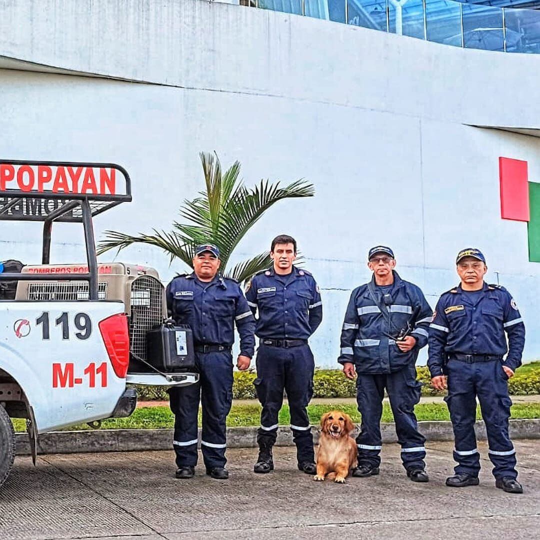 Dos binomios y dos tripulantes, salieron hacia la Isla de Providencia para continuar con la búsqueda del menor Neyker Livingston. Crédito Bomberos de Popayán. 