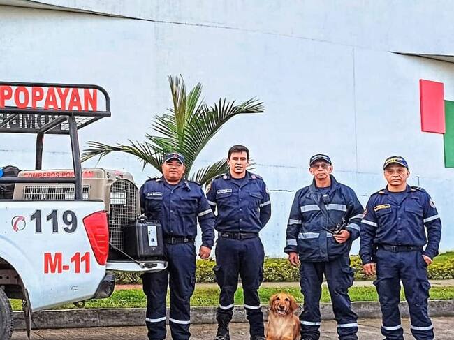 Dos binomios y dos tripulantes, salieron hacia la Isla de Providencia para continuar con la búsqueda del menor Neyker Livingston. Crédito Bomberos de Popayán.