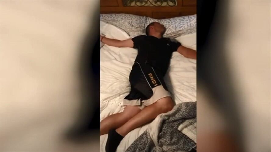 El hombre en menos de dos minutos imita las poses de su esposa. Foto: captura de pantalla.