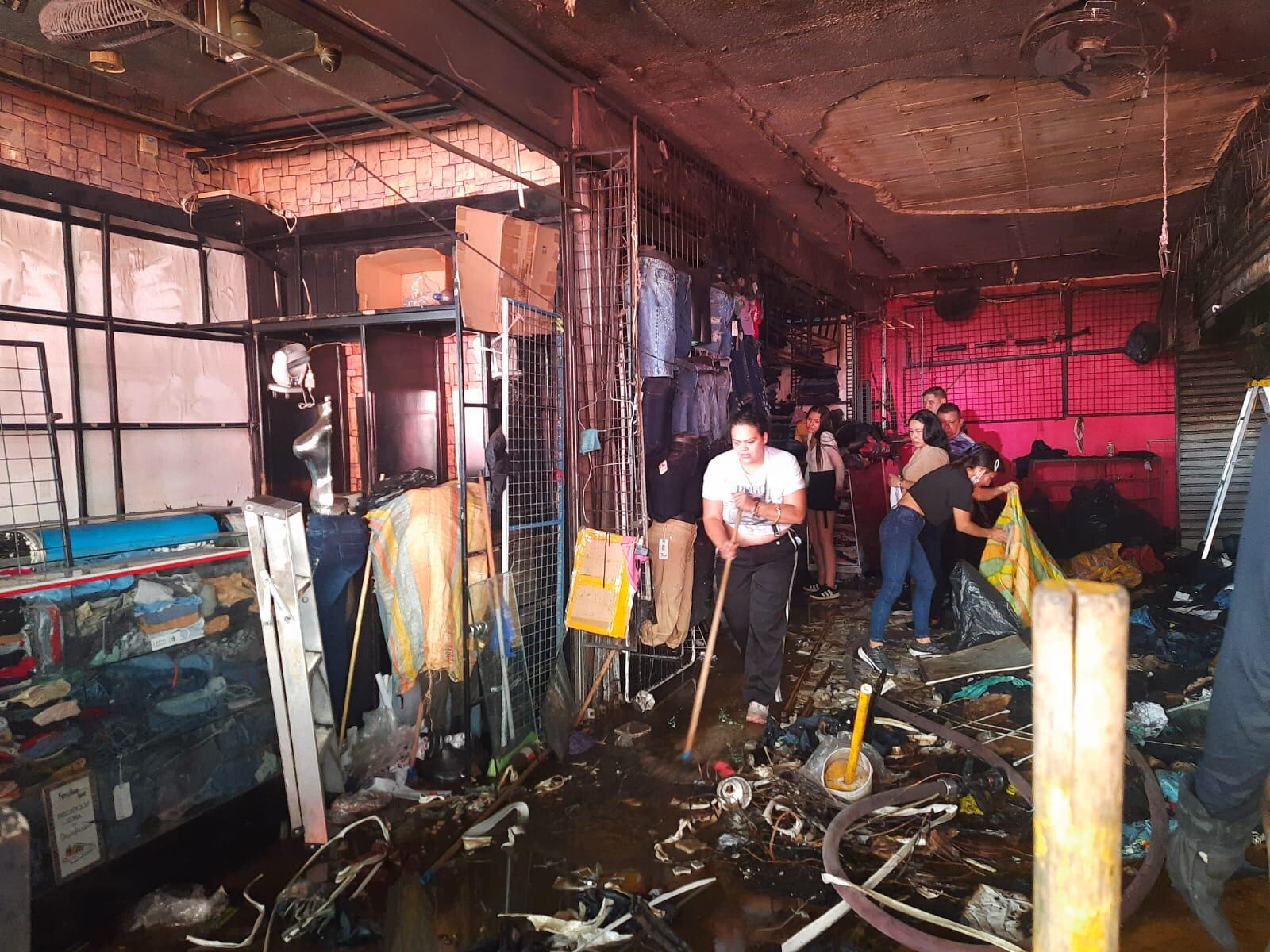 Más de 10 locales comerciales afectados por incendio en el centro de Bucaramanga. Foto: Suministrada.