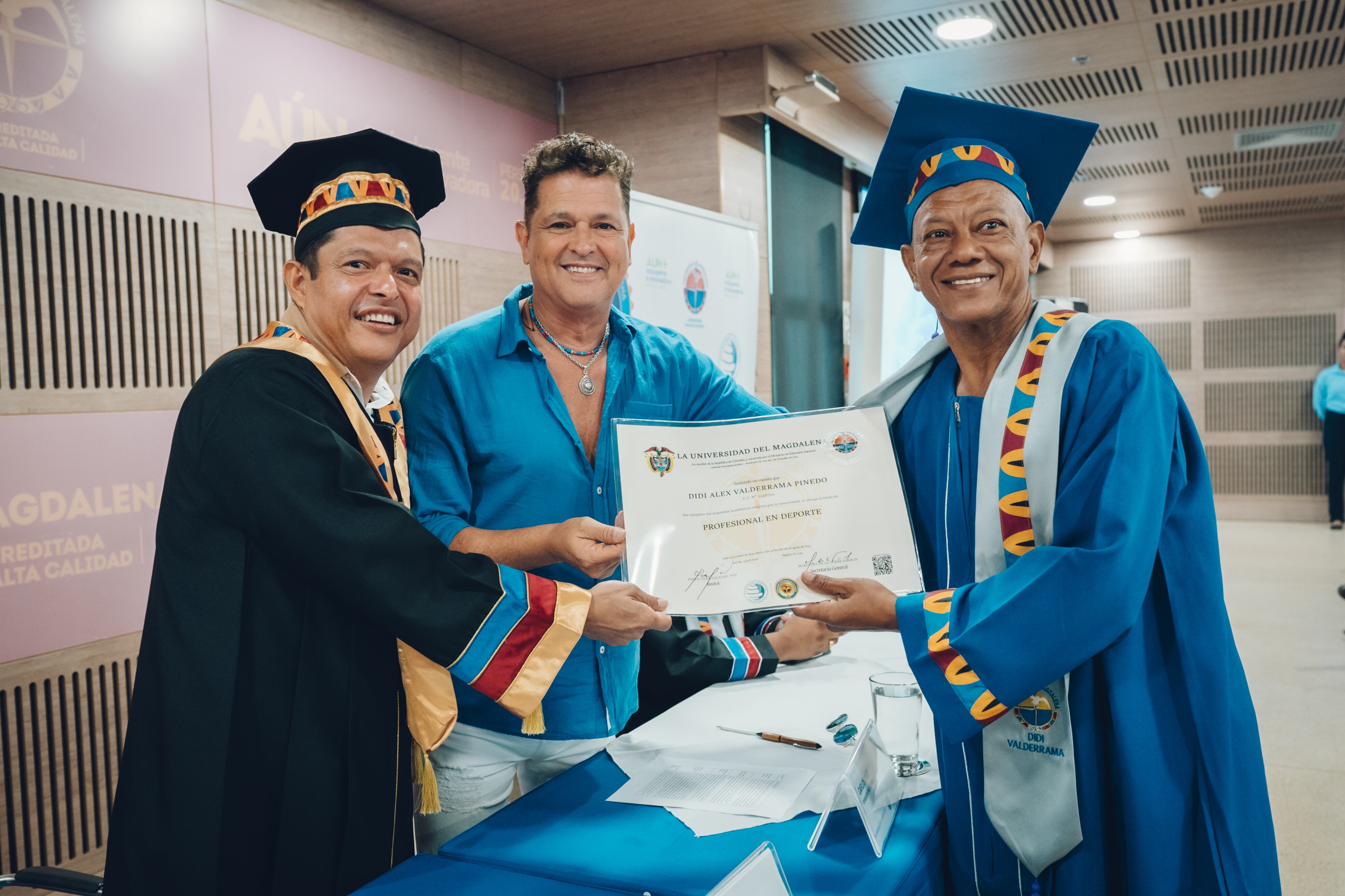 Didi recibió su diploma por parte del rector Pablo Vera y el cantante, Carlos Vives/ Universidad del Magdalena.