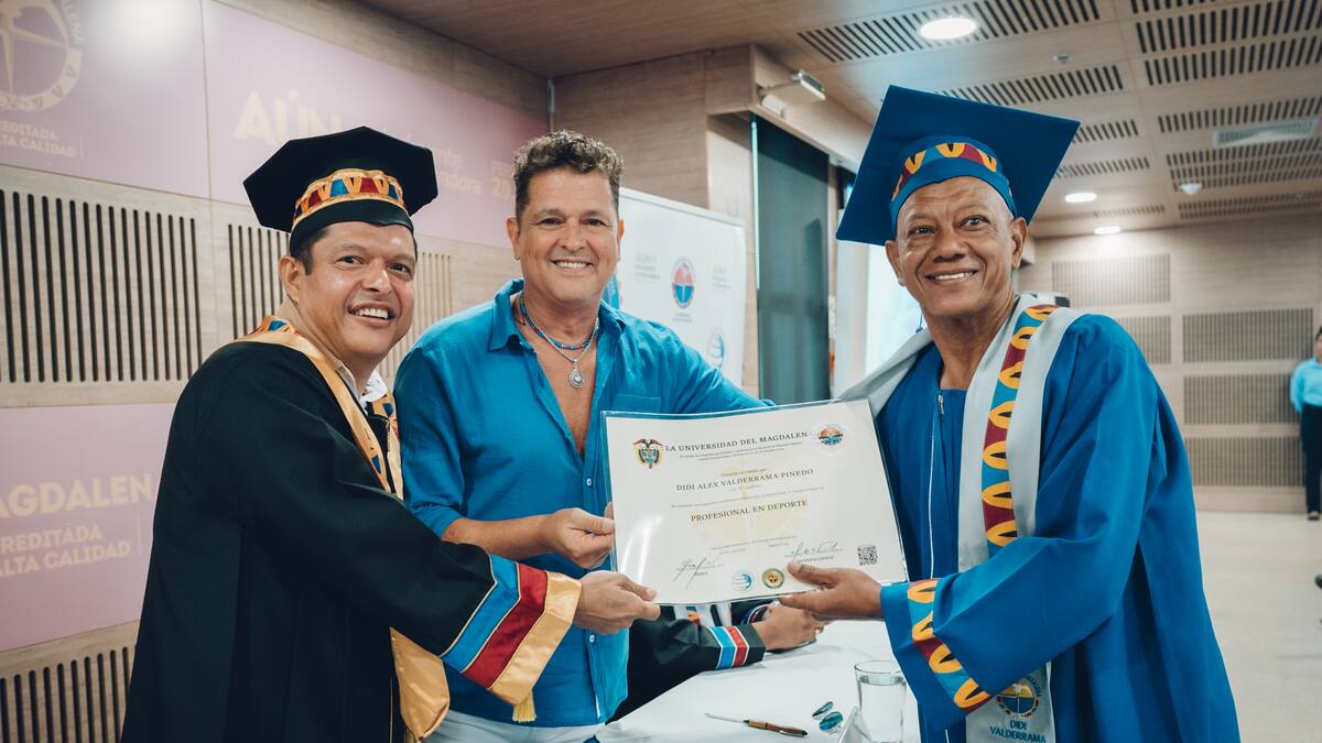 Didi Valderrama, gloria del fútbol colombiano, se graduó como Profesional en Deporte