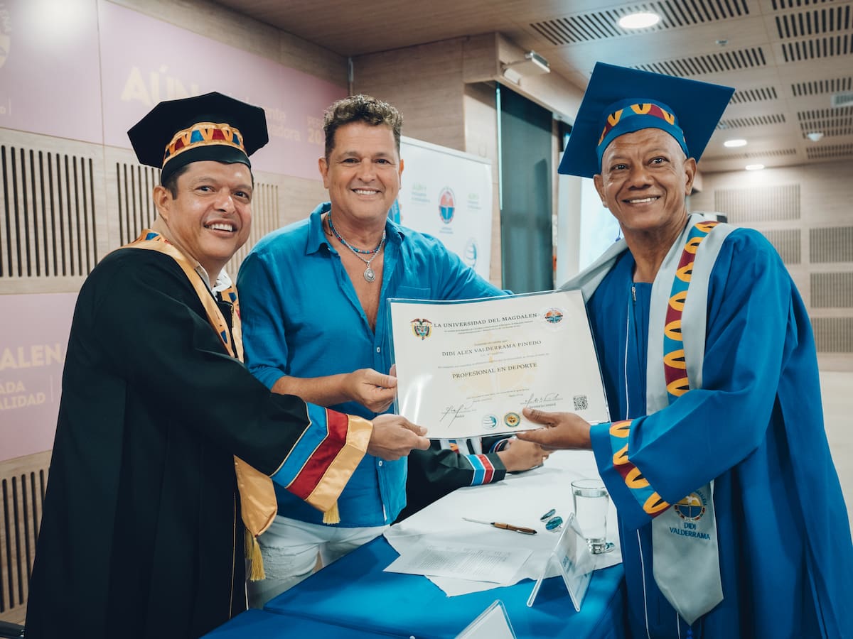 Didi Valderrama, gloria del fútbol colombiano, se graduó como Profesional en Deporte