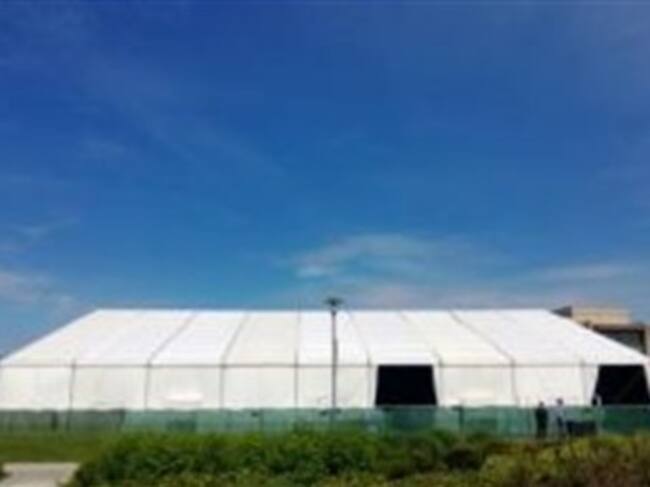 La carpa levantada por Microsoft para la presentación de la consola.