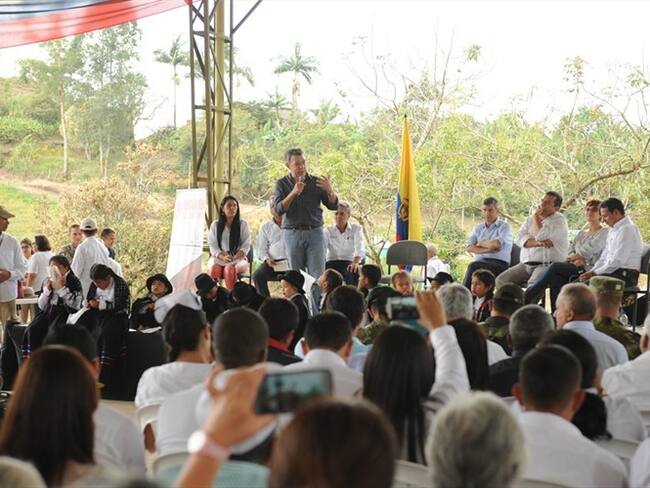 Juan Manuel Santos puso en marcha el programa 50/51 que pretende mejorar las vías terciarias de 51 municipios afectados por el conflicto. Foto: Presidencia