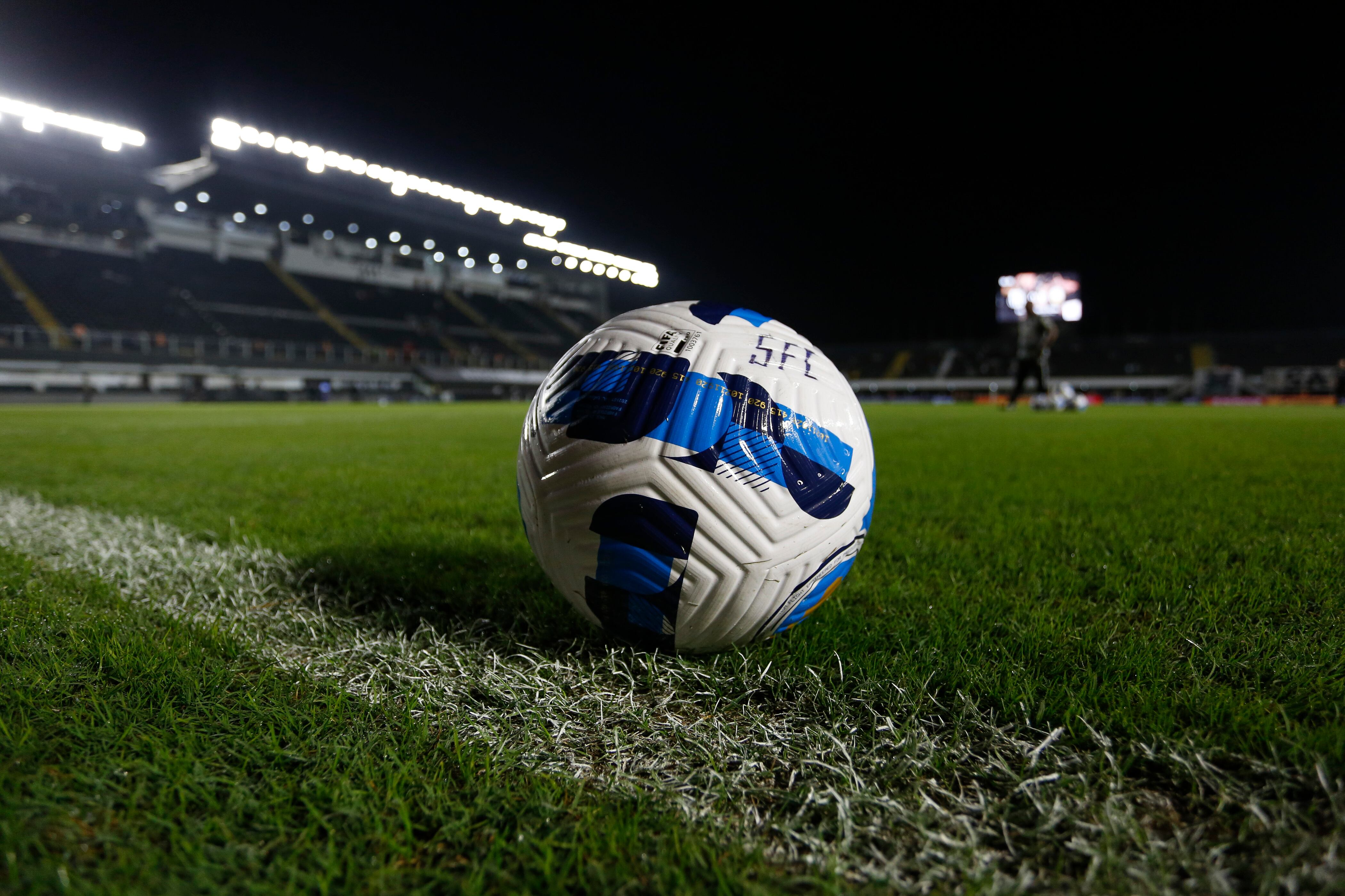 Detalle del balón del partido antes del partido de vuelta de octavos de final de la Copa CONMEBOL Sudamericana 2022 entre Santos y Deportivo Tachira en el Estadio Vila Belmiro el 06 de julio de 2022 en Santos, Brasil. Foto de Ricardo Moreira/Getty Images.