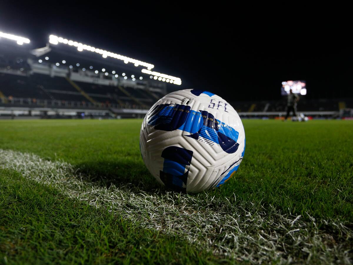 El estadio Vila Belmiro de Santos apagó sus luces en homenaje a Pelé
